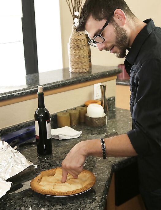 Moms Hot Pie - S7:E1